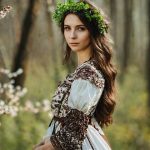 Девушка в весеннем лесу