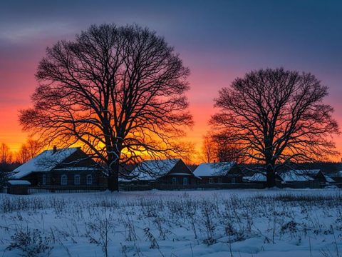 Зимний пейзаж с русской деревней на закате